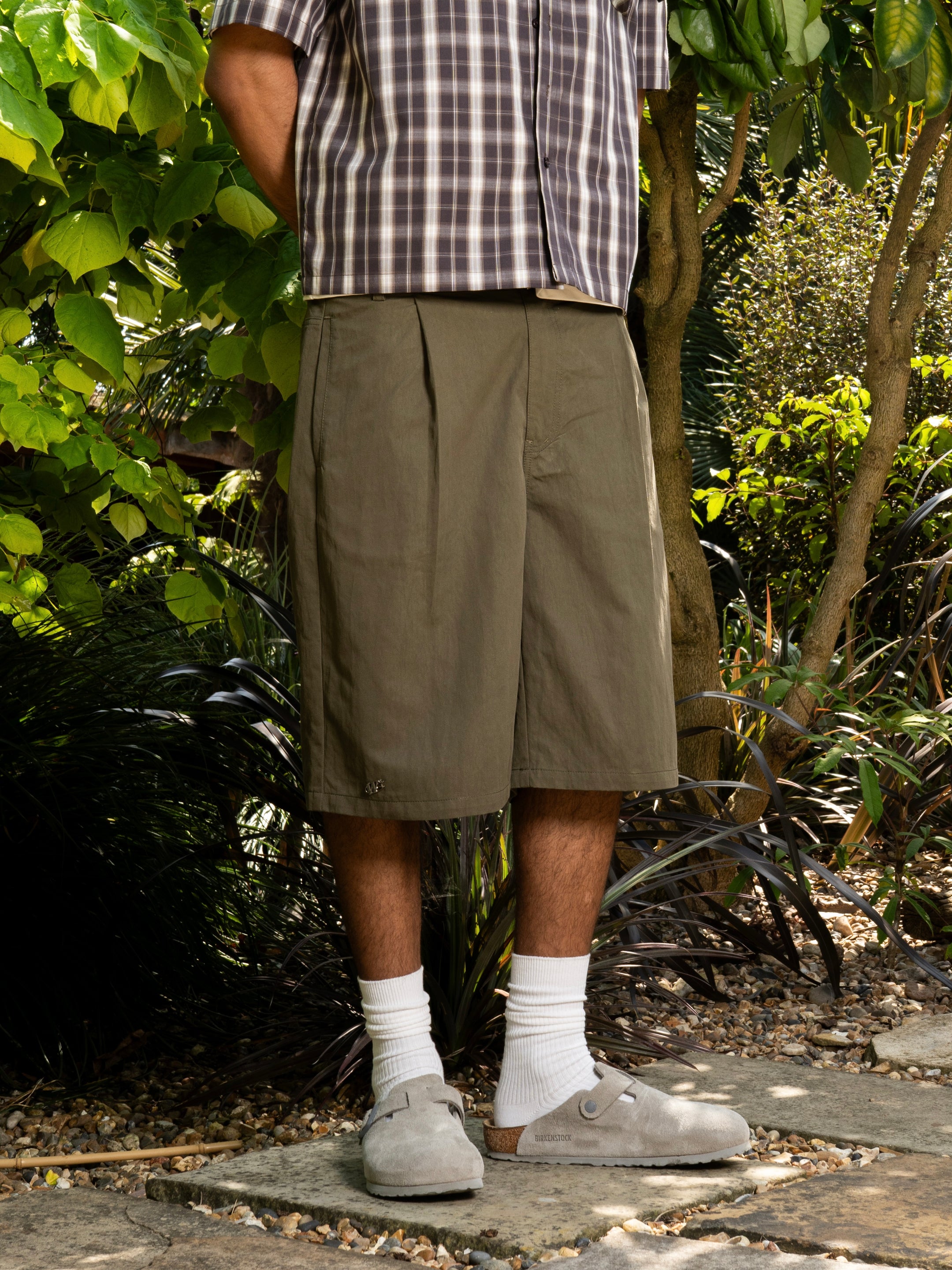 PLEATED SHORTS (KHAKI)